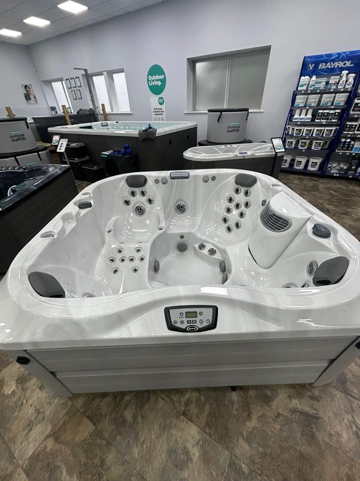 Jacuzzi® J335 Hot Tub