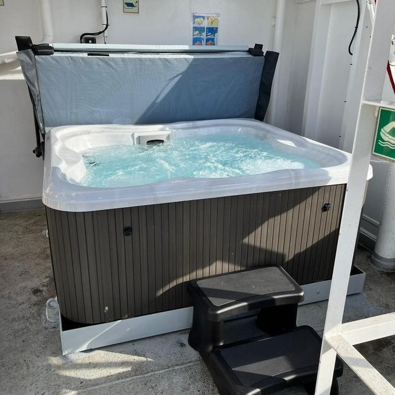 Jacuzzi® Lodge™M Hot Tub