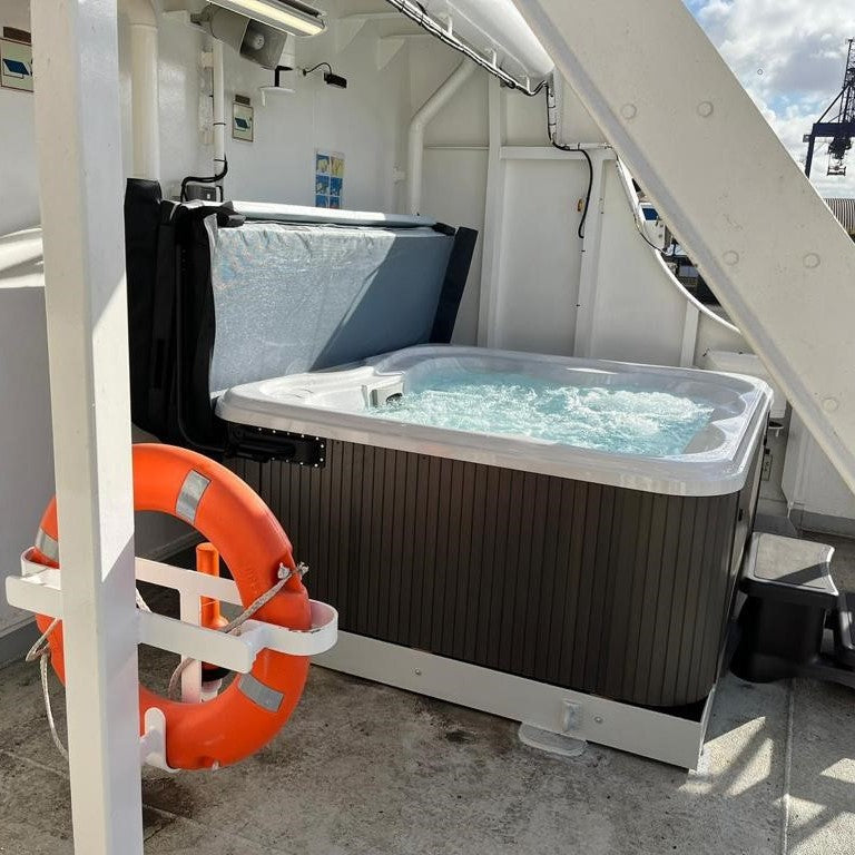 Jacuzzi® Lodge™M Hot Tub