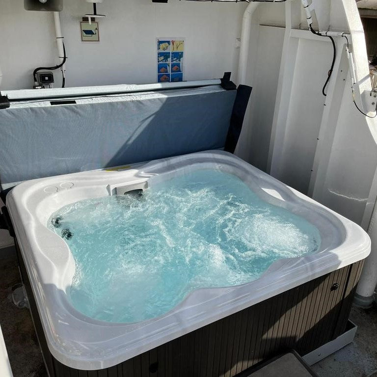 Jacuzzi® Lodge™M Hot Tub
