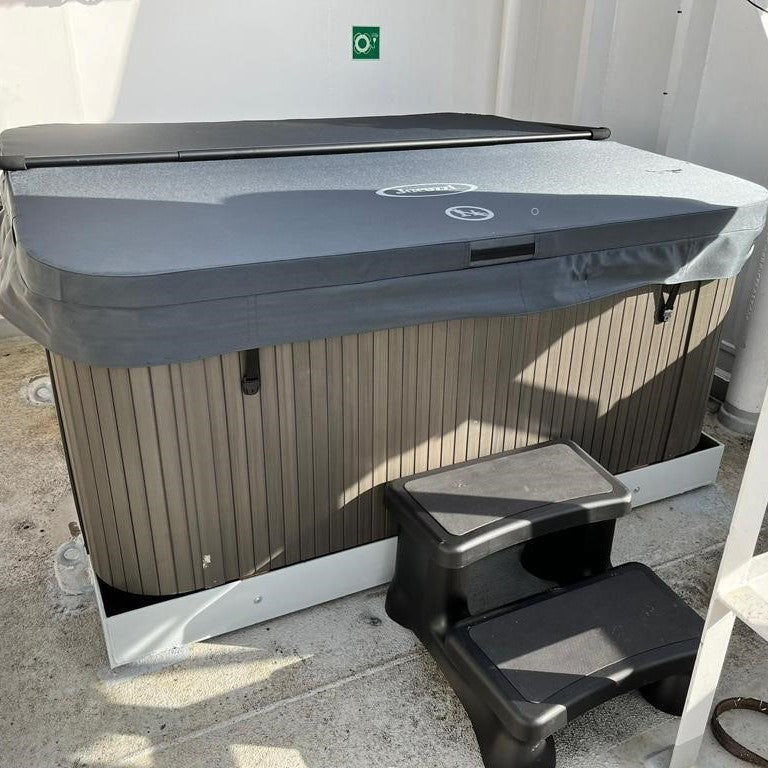 Jacuzzi® Lodge™M Hot Tub