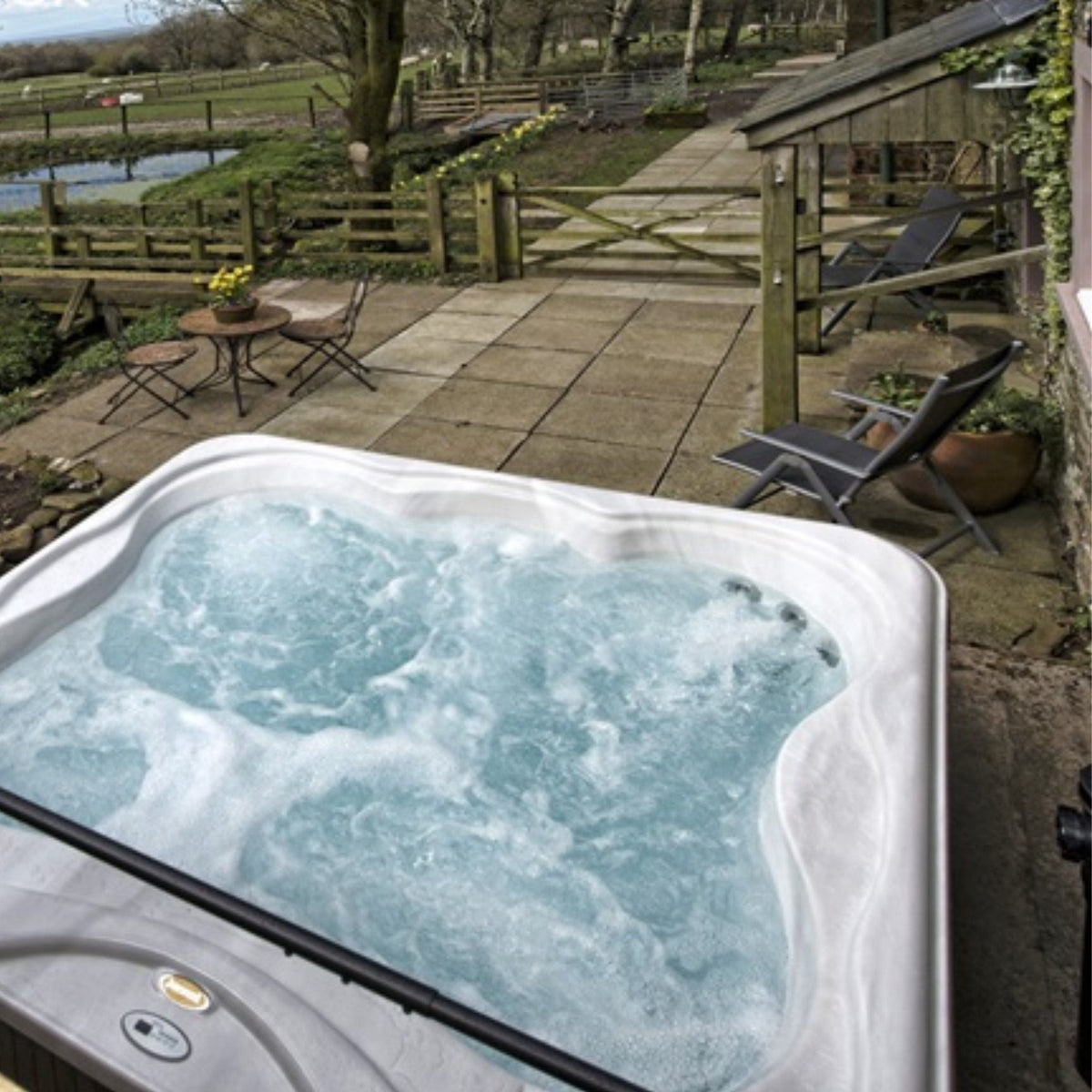 Jacuzzi® Lodge™M Hot Tub