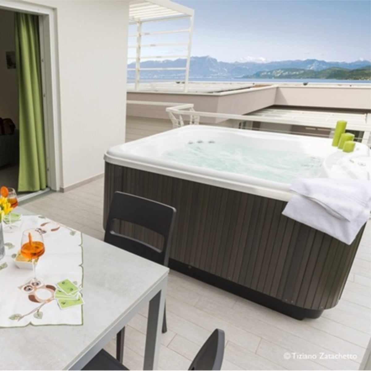 Jacuzzi® Lodge™M Hot Tub